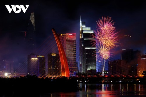 Pháo hoa rực rỡ ghi dấu kỷ niệm 50 năm ngày thống nhất non sông - ảnh 16