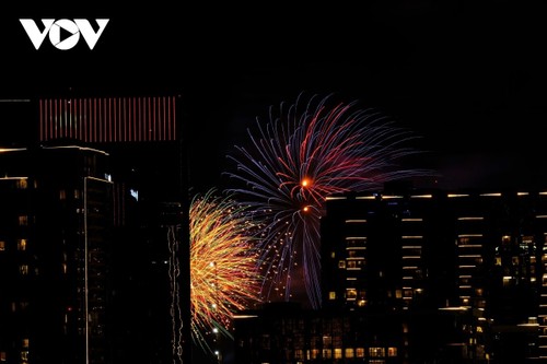 Pháo hoa rực rỡ ghi dấu kỷ niệm 50 năm ngày thống nhất non sông - ảnh 17