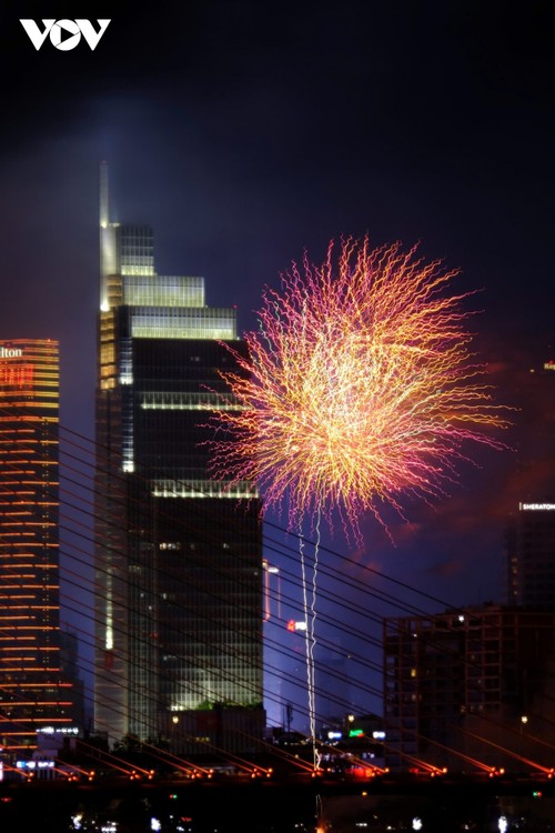 Pháo hoa rực rỡ ghi dấu kỷ niệm 50 năm ngày thống nhất non sông - ảnh 1