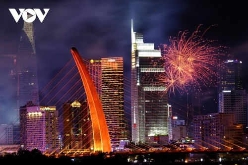 Pháo hoa rực rỡ ghi dấu kỷ niệm 50 năm ngày thống nhất non sông - ảnh 2