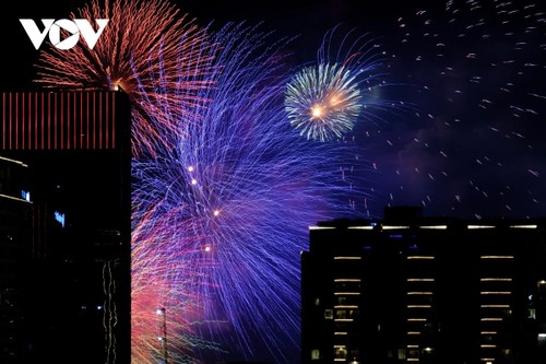 Pháo hoa rực rỡ ghi dấu kỷ niệm 50 năm ngày thống nhất non sông - ảnh 3