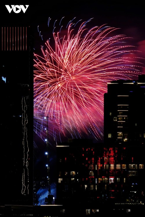 Pháo hoa rực rỡ ghi dấu kỷ niệm 50 năm ngày thống nhất non sông - ảnh 4