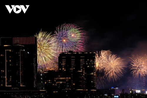 Pháo hoa rực rỡ ghi dấu kỷ niệm 50 năm ngày thống nhất non sông - ảnh 6