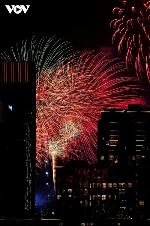 Pháo hoa rực rỡ ghi dấu kỷ niệm 50 năm ngày thống nhất non sông - ảnh 8