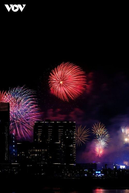 Pháo hoa rực rỡ ghi dấu kỷ niệm 50 năm ngày thống nhất non sông - ảnh 9