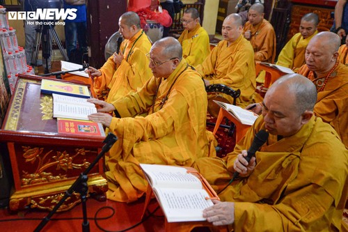 Linh thiêng khoảnh khắc chùa Quán Sứ cử ba hồi chuông trống cầu quốc thái dân an sáng 1/7 - ảnh 10