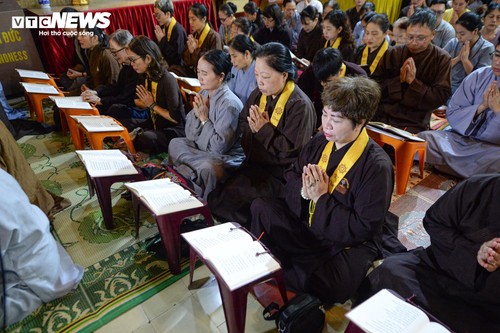 Linh thiêng khoảnh khắc chùa Quán Sứ cử ba hồi chuông trống cầu quốc thái dân an sáng 1/7 - ảnh 14