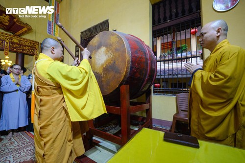 Linh thiêng khoảnh khắc chùa Quán Sứ cử ba hồi chuông trống cầu quốc thái dân an sáng 1/7 - ảnh 3