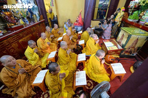 Linh thiêng khoảnh khắc chùa Quán Sứ cử ba hồi chuông trống cầu quốc thái dân an sáng 1/7 - ảnh 4