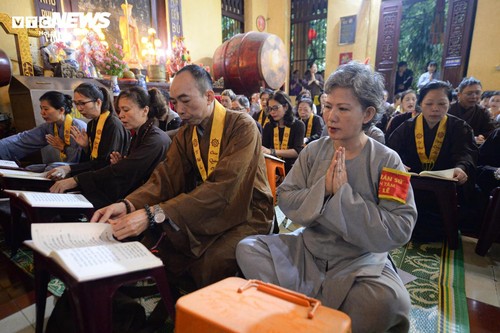 Linh thiêng khoảnh khắc chùa Quán Sứ cử ba hồi chuông trống cầu quốc thái dân an sáng 1/7 - ảnh 5