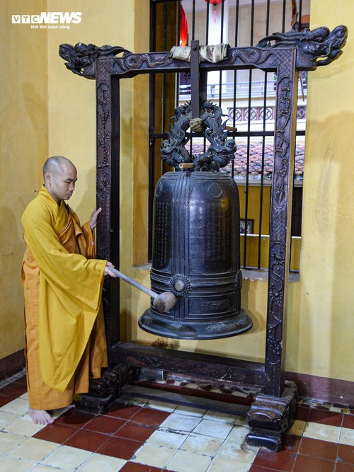 Linh thiêng khoảnh khắc chùa Quán Sứ cử ba hồi chuông trống cầu quốc thái dân an sáng 1/7 - ảnh 7