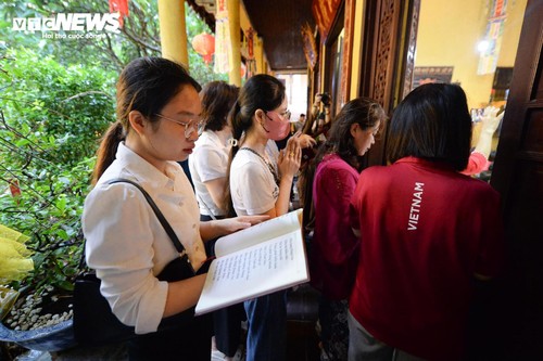 Linh thiêng khoảnh khắc chùa Quán Sứ cử ba hồi chuông trống cầu quốc thái dân an sáng 1/7 - ảnh 8