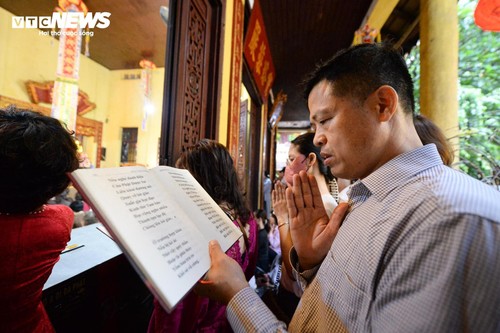 Linh thiêng khoảnh khắc chùa Quán Sứ cử ba hồi chuông trống cầu quốc thái dân an sáng 1/7 - ảnh 9