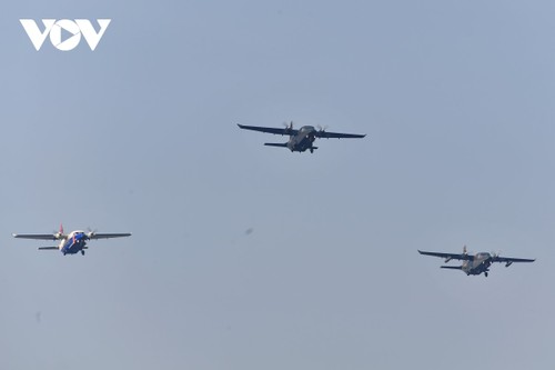 Dàn “ngựa thồ” của Không quân Việt Nam luyện xếp đội hình trên bầu trời Hà Nội - ảnh 6