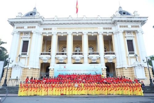 Lan toả hình ảnh áo dài Việt Nam trong những ngày thu lịch sử - ảnh 10