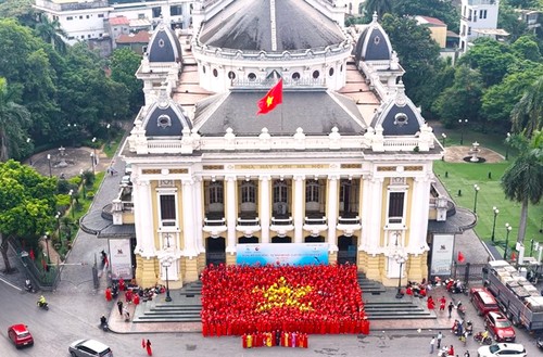 Lan toả hình ảnh áo dài Việt Nam trong những ngày thu lịch sử - ảnh 1