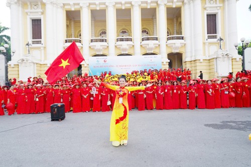 Lan toả hình ảnh áo dài Việt Nam trong những ngày thu lịch sử - ảnh 9