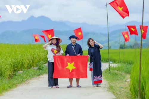 Con đường cờ Tổ quốc bừng sáng giữa trời thu Tây Bắc - ảnh 11