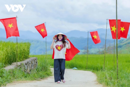 Con đường cờ Tổ quốc bừng sáng giữa trời thu Tây Bắc - ảnh 8