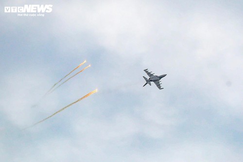 Mãn nhãn 'hổ mang chúa' Su-30MK2, Yak-130 thả bẫy nhiệt trên bầu trời Hà Nội - 3