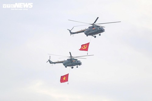 Mãn nhãn 'hổ mang chúa' Su-30MK2, Yak-130 thả bẫy nhiệt trên bầu trời Hà Nội - 9