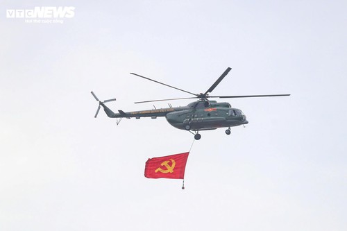 Mãn nhãn 'hổ mang chúa' Su-30MK2, Yak-130 thả bẫy nhiệt trên bầu trời Hà Nội - 10