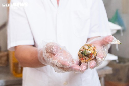 Cận cảnh cơ sở sản xuất bánh trung thu nức tiếng ở Hà Nội - ảnh 7