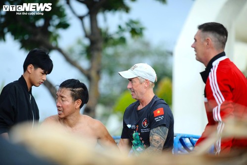 Du khách nước ngoài cùng người dân dọn rác trên biển Nha Trang sau lũ lịch sử - ảnh 10