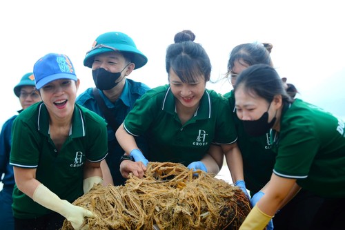 Du khách nước ngoài cùng người dân dọn rác trên biển Nha Trang sau lũ lịch sử - ảnh 12