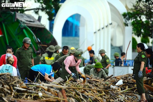 Du khách nước ngoài cùng người dân dọn rác trên biển Nha Trang sau lũ lịch sử - ảnh 14