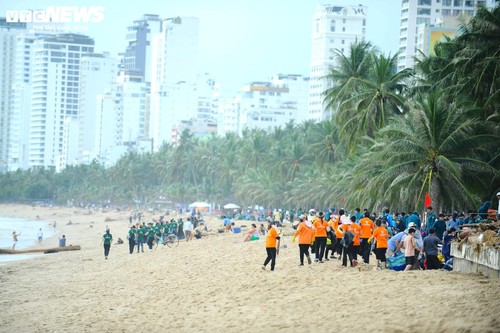 Du khách nước ngoài cùng người dân dọn rác trên biển Nha Trang sau lũ lịch sử - ảnh 19