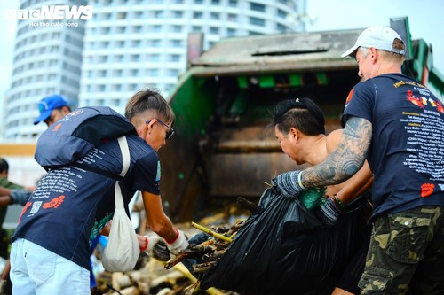 Du khách nước ngoài cùng người dân dọn rác trên biển Nha Trang sau lũ lịch sử - ảnh 21