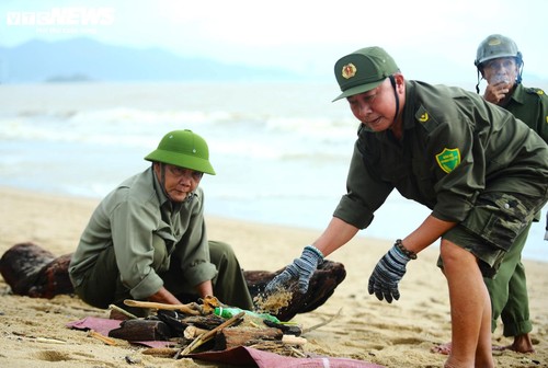 Du khách nước ngoài cùng người dân dọn rác trên biển Nha Trang sau lũ lịch sử - ảnh 24