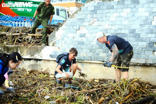 Du khách nước ngoài cùng người dân dọn rác trên biển Nha Trang sau lũ lịch sử - ảnh 4