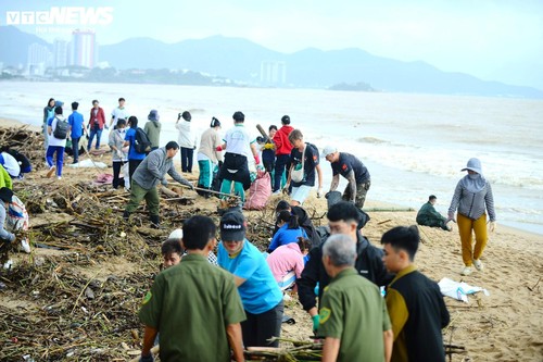Du khách nước ngoài cùng người dân dọn rác trên biển Nha Trang sau lũ lịch sử - ảnh 7