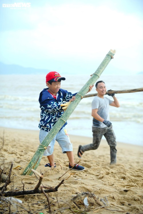 Du khách nước ngoài cùng người dân dọn rác trên biển Nha Trang sau lũ lịch sử - ảnh 8