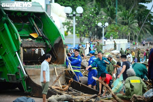 Du khách nước ngoài cùng người dân dọn rác trên biển Nha Trang sau lũ lịch sử - ảnh 9