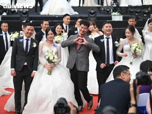 Khoảnh khắc 80 cặp uyên ương cùng tiến vào lễ cưới bên hồ Gươm - ảnh 10