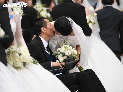 Khoảnh khắc 80 cặp uyên ương cùng tiến vào lễ cưới bên hồ Gươm - ảnh 11