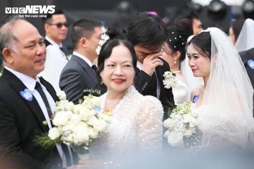 Khoảnh khắc 80 cặp uyên ương cùng tiến vào lễ cưới bên hồ Gươm - ảnh 12