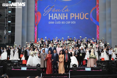 Khoảnh khắc 80 cặp uyên ương cùng tiến vào lễ cưới bên hồ Gươm - ảnh 14