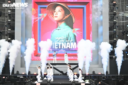 Khoảnh khắc 80 cặp uyên ương cùng tiến vào lễ cưới bên hồ Gươm - ảnh 1