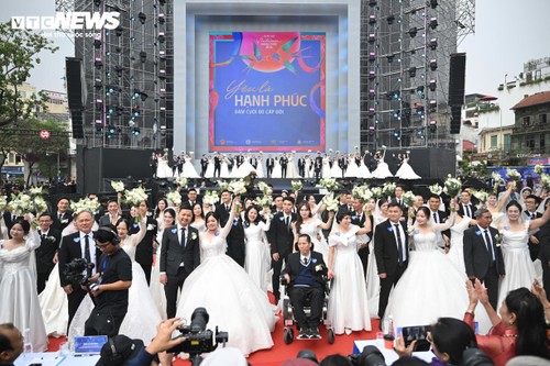 Khoảnh khắc 80 cặp uyên ương cùng tiến vào lễ cưới bên hồ Gươm - ảnh 2