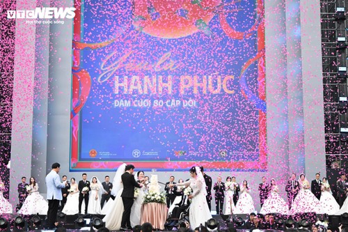 Khoảnh khắc 80 cặp uyên ương cùng tiến vào lễ cưới bên hồ Gươm - ảnh 3