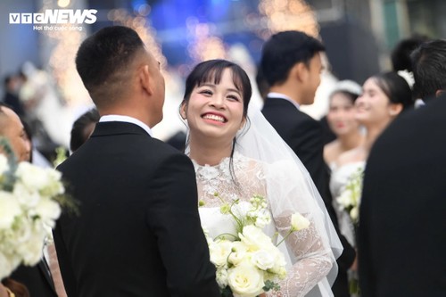 Khoảnh khắc 80 cặp uyên ương cùng tiến vào lễ cưới bên hồ Gươm - ảnh 5