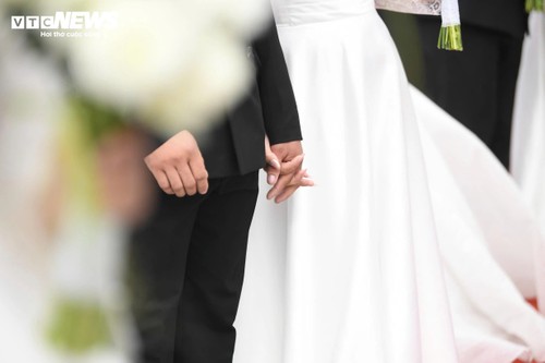 Khoảnh khắc 80 cặp uyên ương cùng tiến vào lễ cưới bên hồ Gươm - ảnh 6