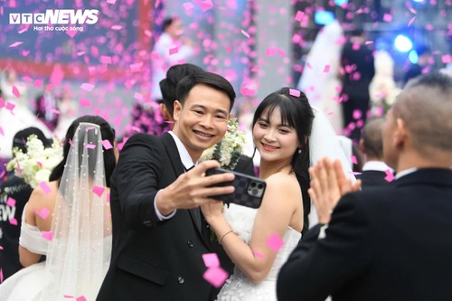 Khoảnh khắc 80 cặp uyên ương cùng tiến vào lễ cưới bên hồ Gươm - ảnh 7