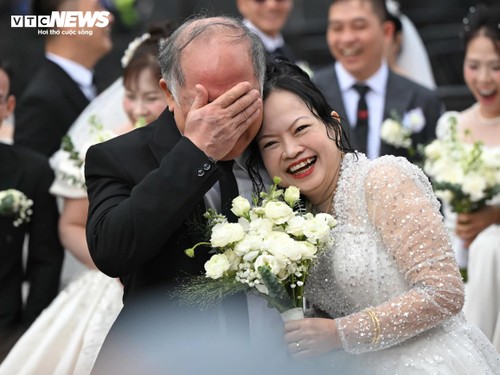 Khoảnh khắc 80 cặp uyên ương cùng tiến vào lễ cưới bên hồ Gươm - ảnh 9