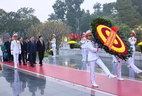 Lãnh đạo Đảng, Nhà nước và các đại biểu dự Đại hội lần thứ XIV vào Lăng viếng Chủ tịch Hồ Chí Minh - ảnh 4