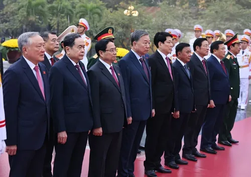 Lãnh đạo Đảng, Nhà nước và các đại biểu dự Đại hội lần thứ XIV vào Lăng viếng Chủ tịch Hồ Chí Minh - ảnh 7